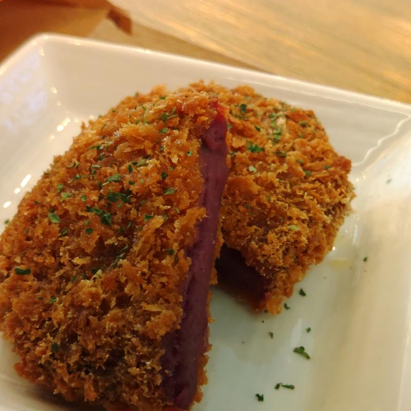 紅いもコロッケ(agg pork tamago & Bar)