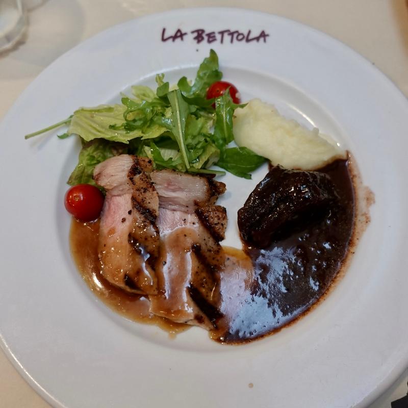 四万十ポークのグリルジンジャージースと 牛ほほ肉の赤ワイン煮(ラ・ベットラ・ダ・オチアイ)