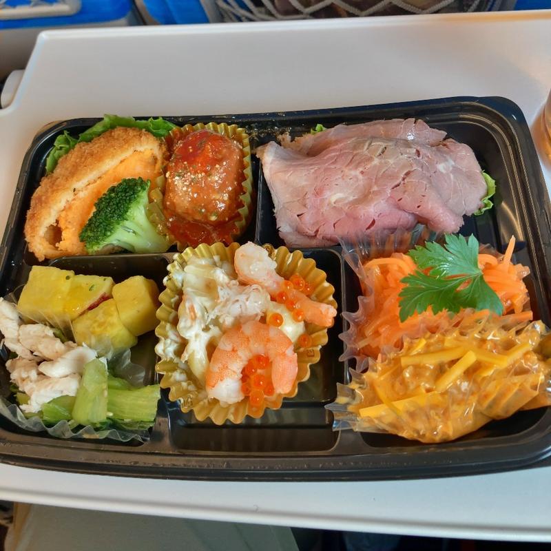 サラダとデリのごちそうDISH(eashion 東京グランスタ店)