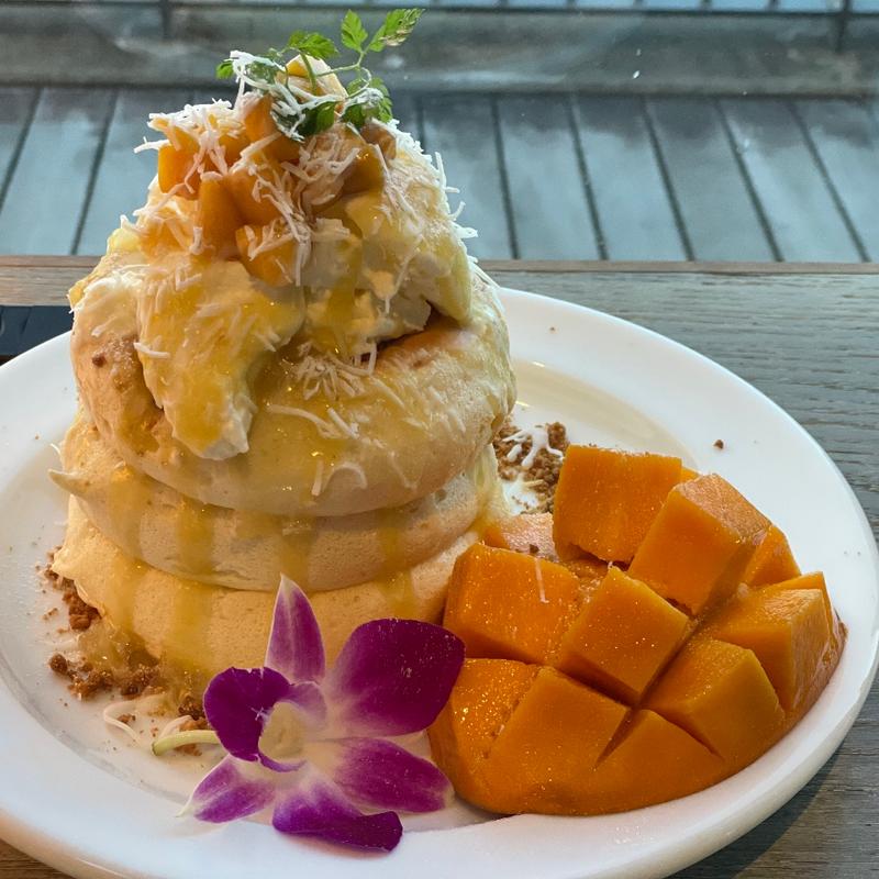 アップルマンゴーパンケーキ〜ココナッツアイス添え〜(メレンゲ マリン&ウォーク横浜店)