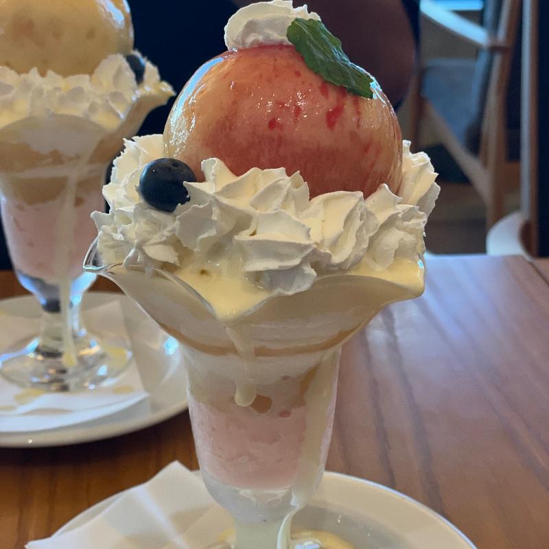 まるごと桃パフェ(BEVALLEY COFFEE)