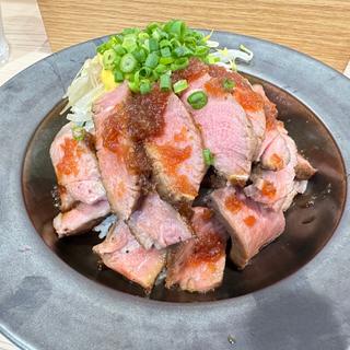 Tボーンステーキの肉クォーターサイズの丼(ラーメン専科 竹末食堂)