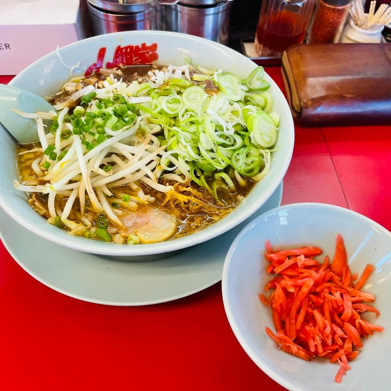 焦がし醤油ラーメン＋紅生姜＋サービス薬味ネギ(ラーメン 山岡家 羽生店)