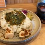 鶏きんかんとゴーヤのサブジ ピーナッツ豆腐のカレー