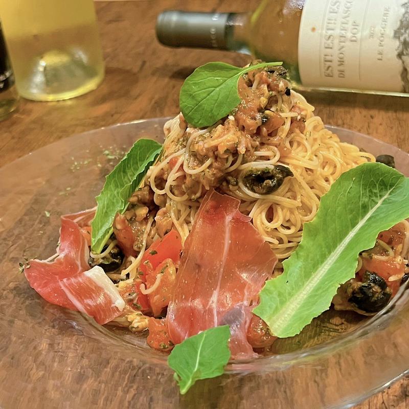 生ハムのシチリア風（アンチョビ、オリーブ）の冷製トマトソーススパゲティー(エビータ （e'vita）)