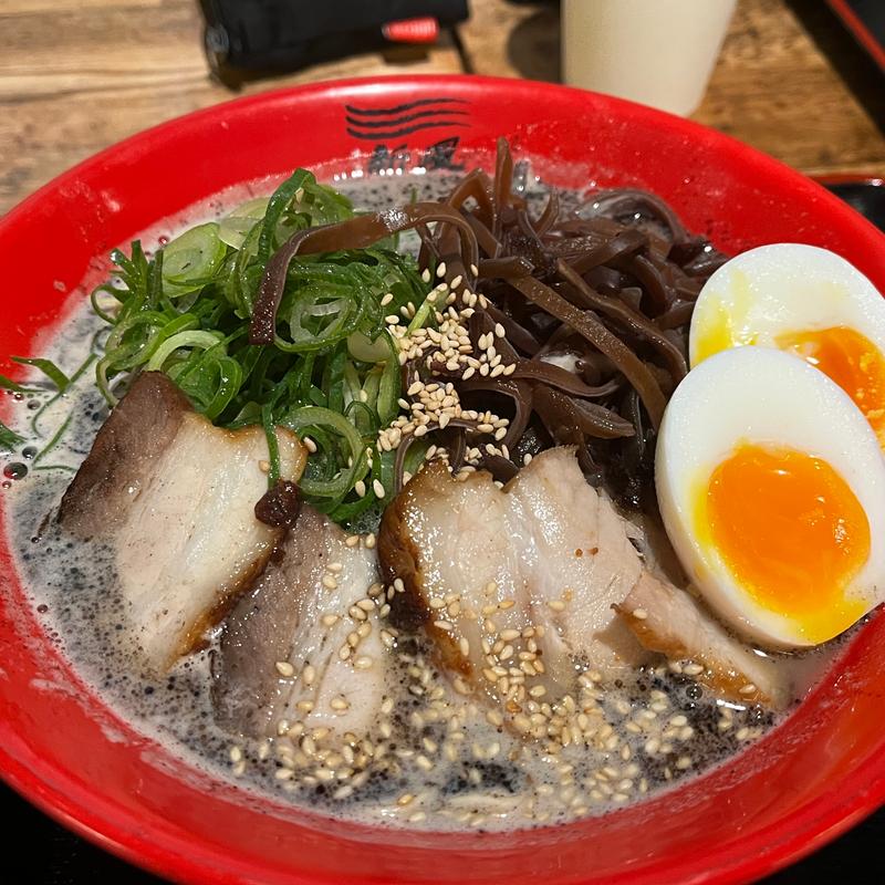 新風豚骨 特製贅沢盛り全部のせ(博多新風 ラーメンアベニュー店)