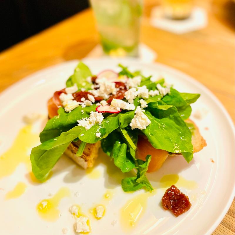 スモークサーモンとアボカドのタルティーヌ(ビストロカフェ レディースアンドジェントルメン (BISTRO CAFE LADIES & GENTLEMEN))