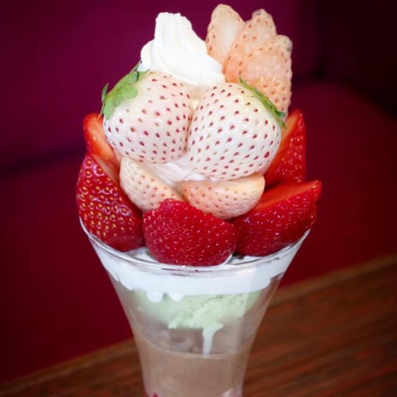 紅白苺のパフェ(プリンス オブ ザ フルーツ)