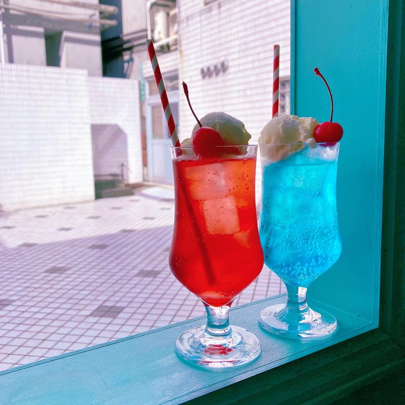 クリームソーダ(いちご)(旬" 喫茶パンエス)