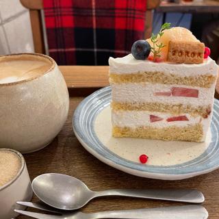 桃のショートケーキ&カフェラテ(hot)(cafe SOROR)