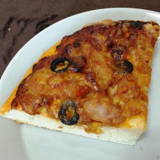 ミートソースとオリーブのピザ(土樋パン製作所 )