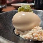 たまご(スモークサーモンのアイオリ)(焼き鳥とワイン＋ビストロおでん 3B)