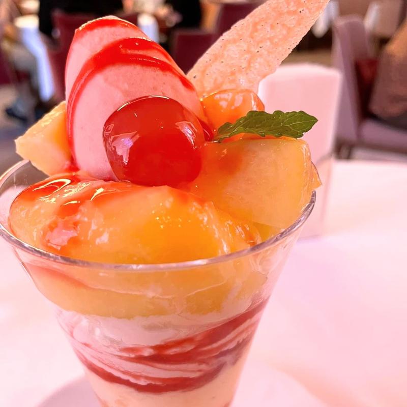 和歌山県紀ノ川市産あら川の桃パフェ(資生堂パーラー ザ・ハラジュク)