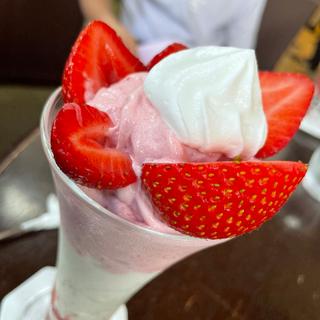 いちごパフェ