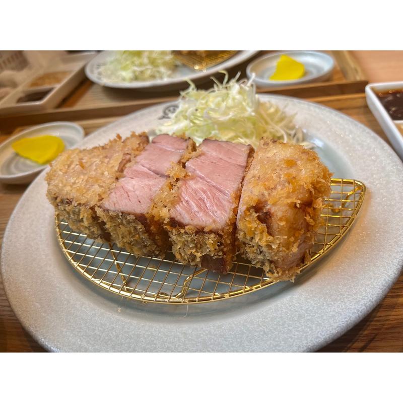 ロースかつ定食　250g(厚切りレアとんかつやまとん金山店)