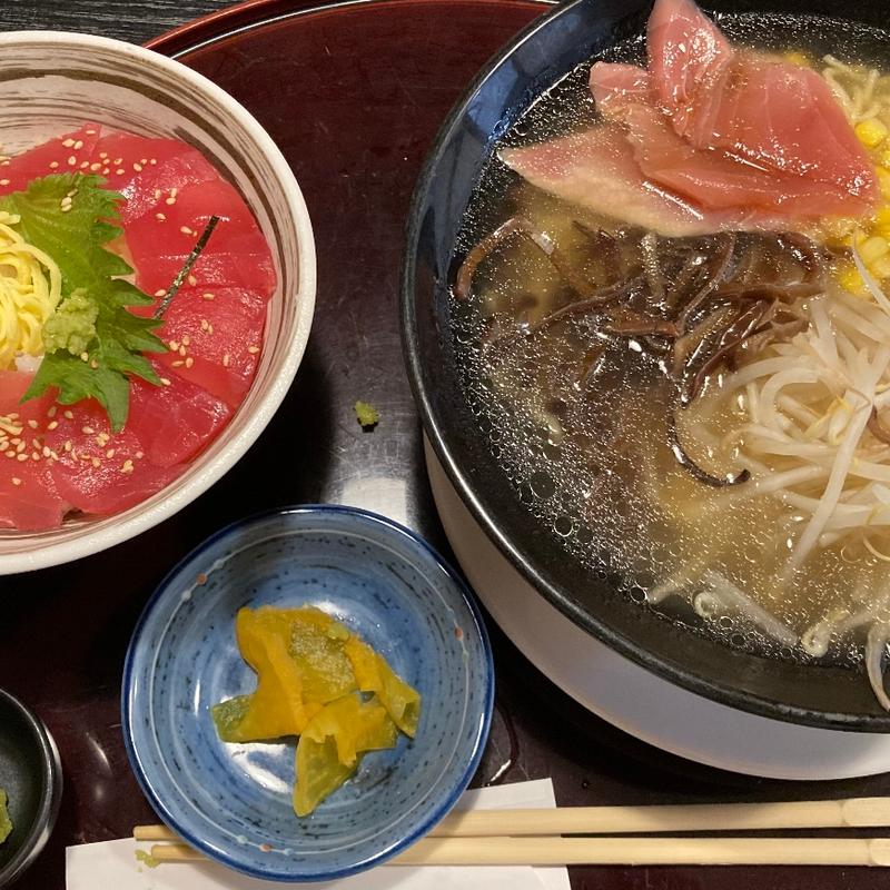 (まぐろの館 （マグロノヤカタ）)