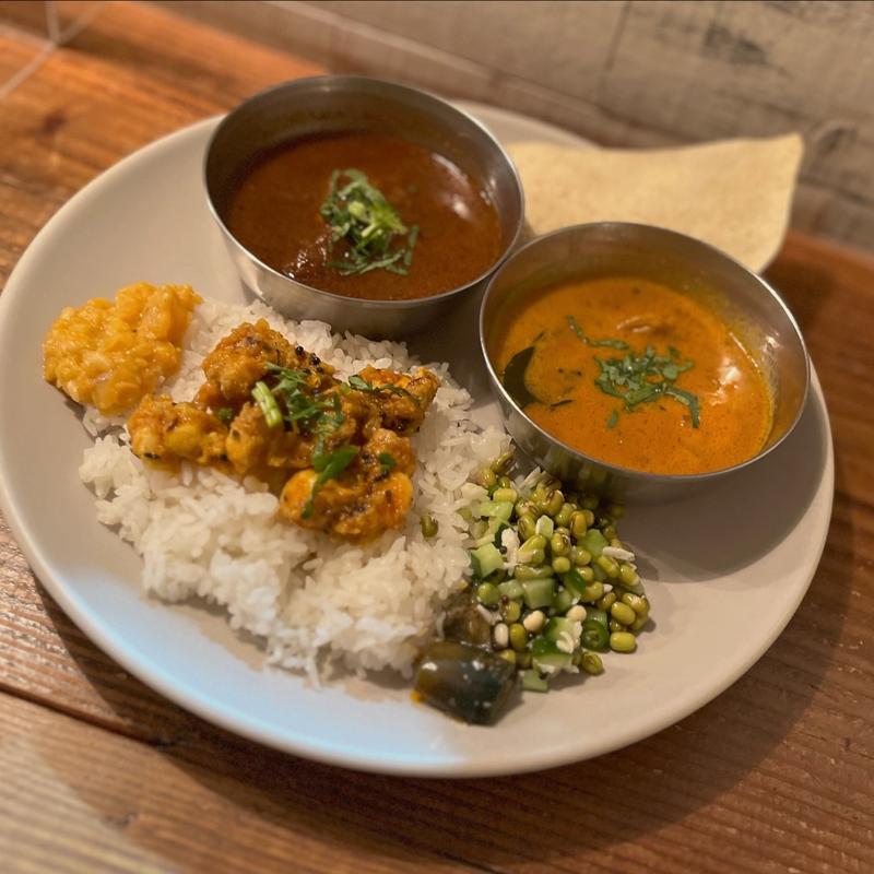 カレープレート2種 とりなんこつトッピング（チキンカレー・エビカレー）(Anjali)