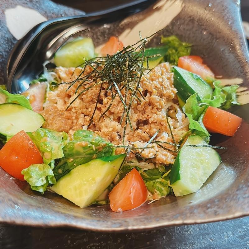 蒸し鶏とそぼろのごまダレサラダ(もぐら )