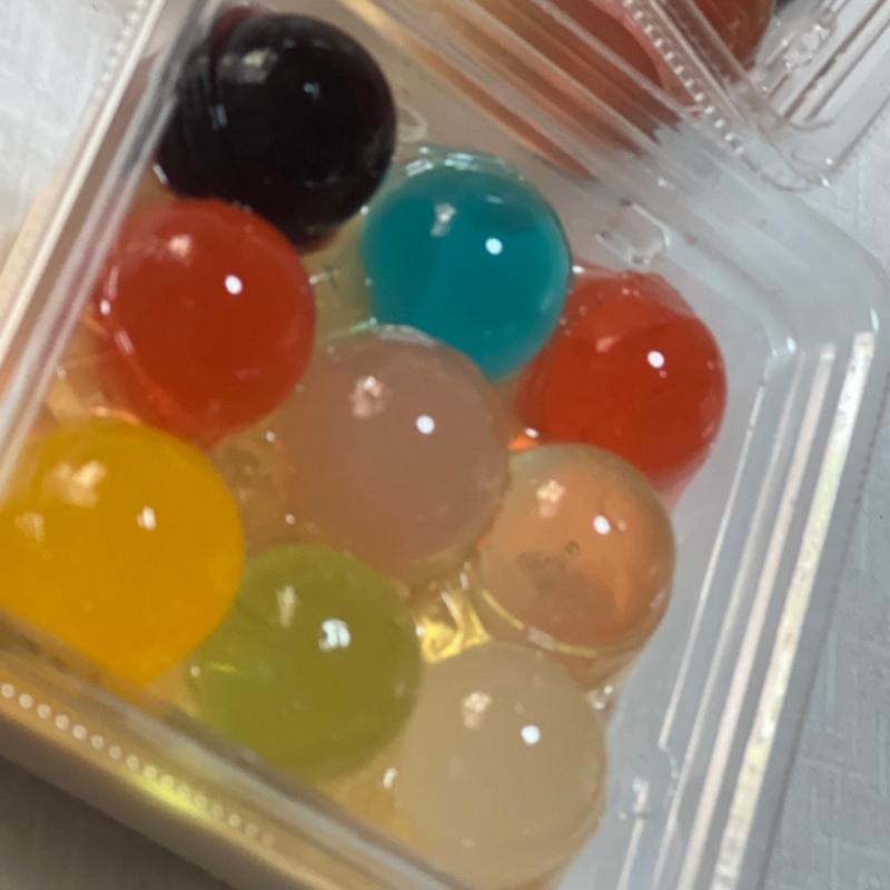 カラフルなゼリーがのった杏仁豆腐(プペ)