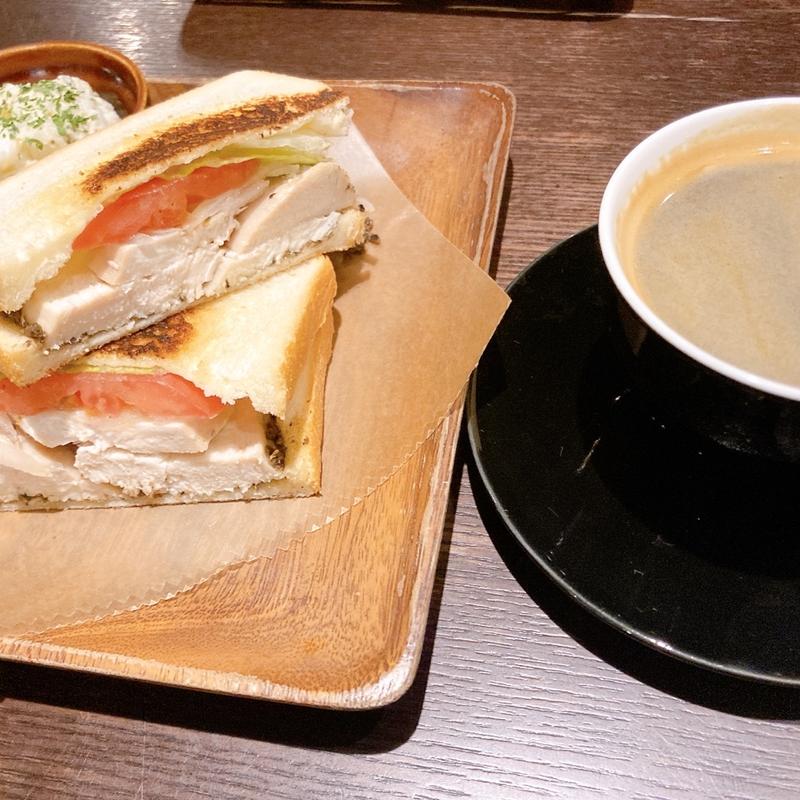 レモンのサラダチキンとブラックオリーブソースサンド(自家焙煎珈琲みじんこ)