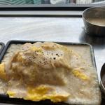 半熟卵のトリュフフロマージュソースハンバーグ(鉄板和食とワイン 萬鉄 VIN TETSU)