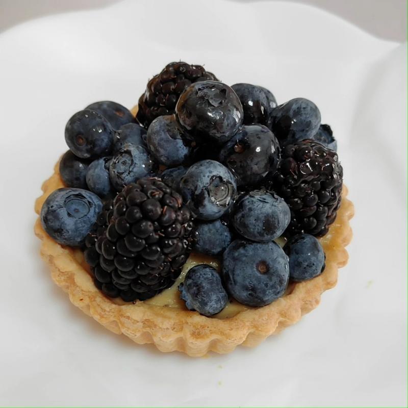 ブラックベリーとブルーベリーのタルト(アムストラムグラム 恵比寿)