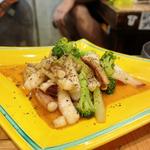 あおりイカとブロッコリーの酒盗バターソテー(大衆酒場 チャン栓チャン)