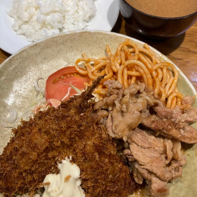 生姜焼きとアジフライ定食(キッチンアレックス)