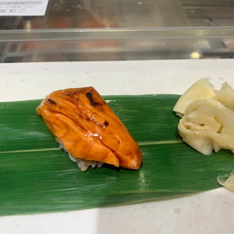 炙りサーモン(立食い寿司 根室花まる FOOD＆TIME ISETAN YOKOHAMA店)