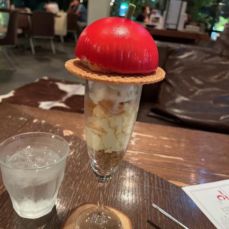 真っ赤なりんごのケーキパフェ(ボン ファム)