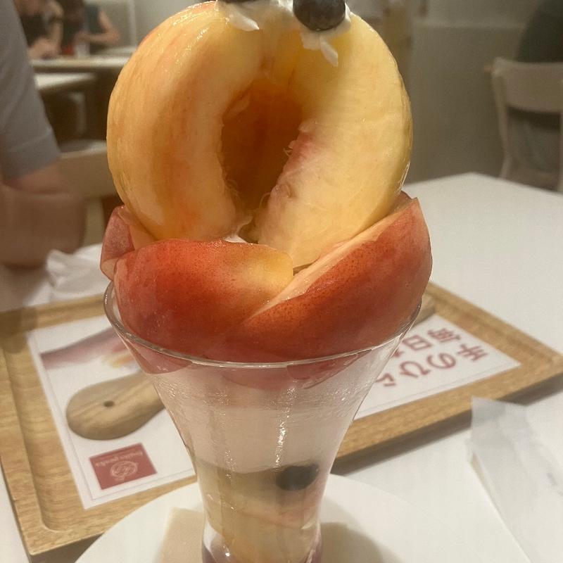 The Tower まるごと桃(フルーツピークス 横浜ポルタ店)