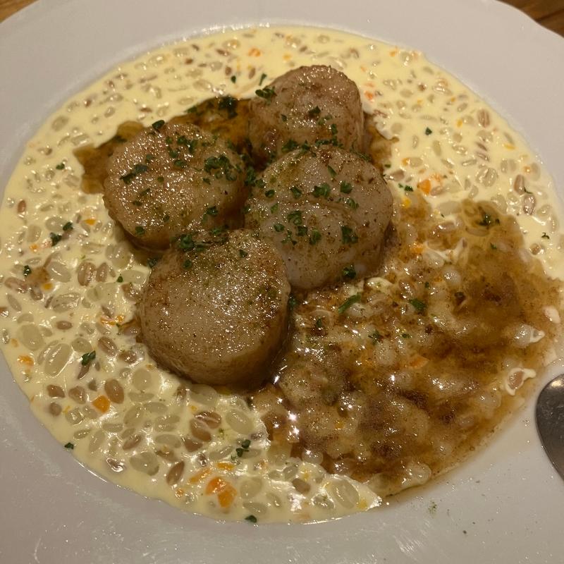 北海道　大ホタテのソテー　ファロと押し麦のソースと山椒で(SARU - Apero Bistro - 自由が丘)