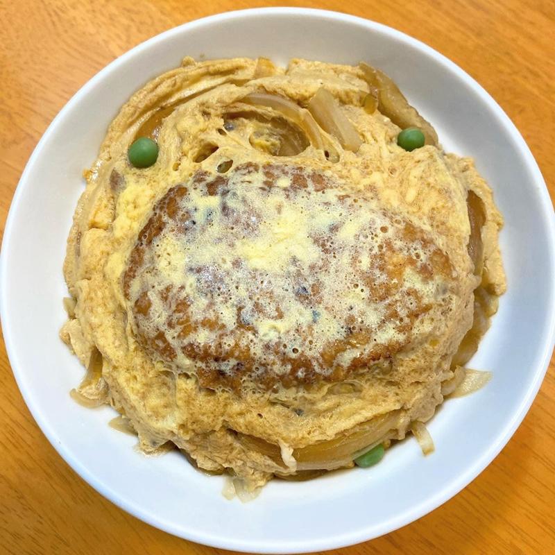 卵とじのハンバーグ丼(洋食のフタバ)