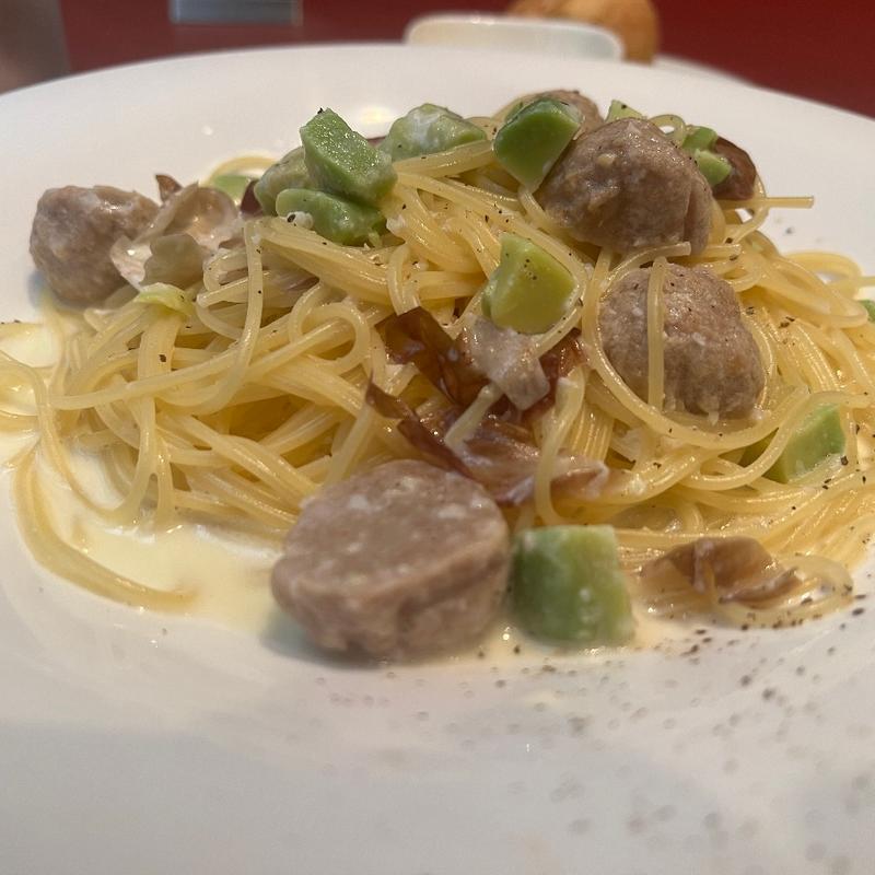 チキンボールとアボカドトレビスのクリームソーススパゲッティ(TRATTORIA ARIETTA（トラットリア アリエッタ）)