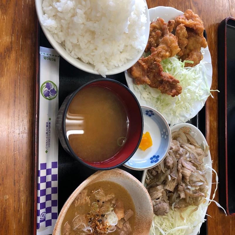 おまかせ定食【豚焼肉（塩味）もつ煮　唐揚げ】(徳次郎食堂)
