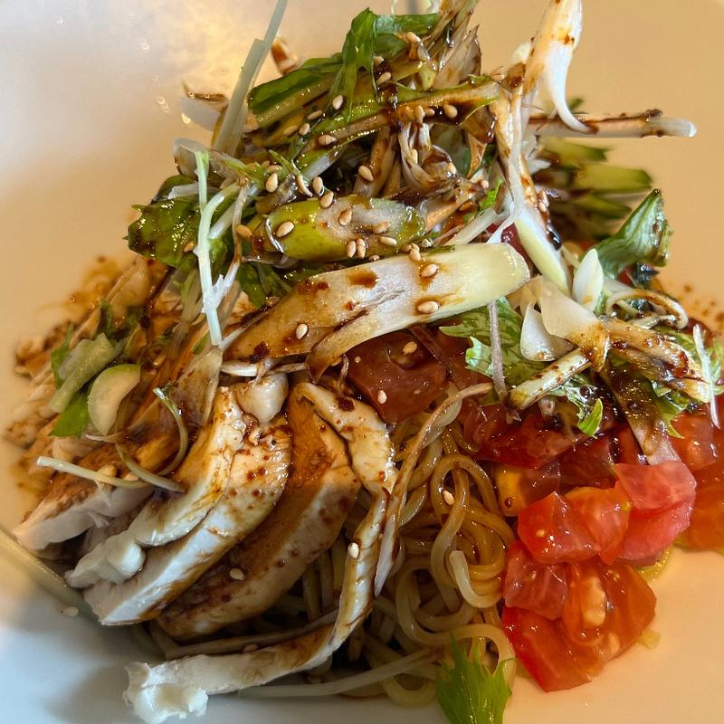 湯でどりとトマトの冷やし麺(SCeNT HOUSE DEN 丸の内)