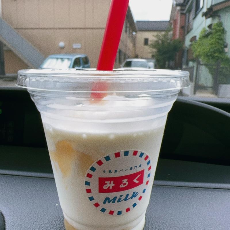 ぐるぐるミルクシェイク桃(牛乳食パン専門店　みるく)