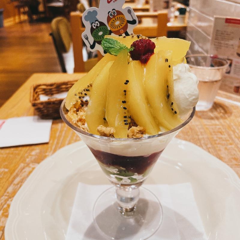 ゼスプリ　サンゴールドキウイとハイビスカスジュレのパフェ(アフタヌーンティー・ティールーム グランフロント大阪)