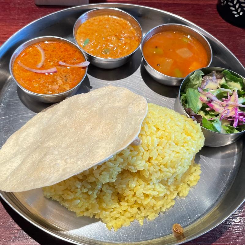ランチカレープレート カレー3種(エリックサウスマサラダイナー)