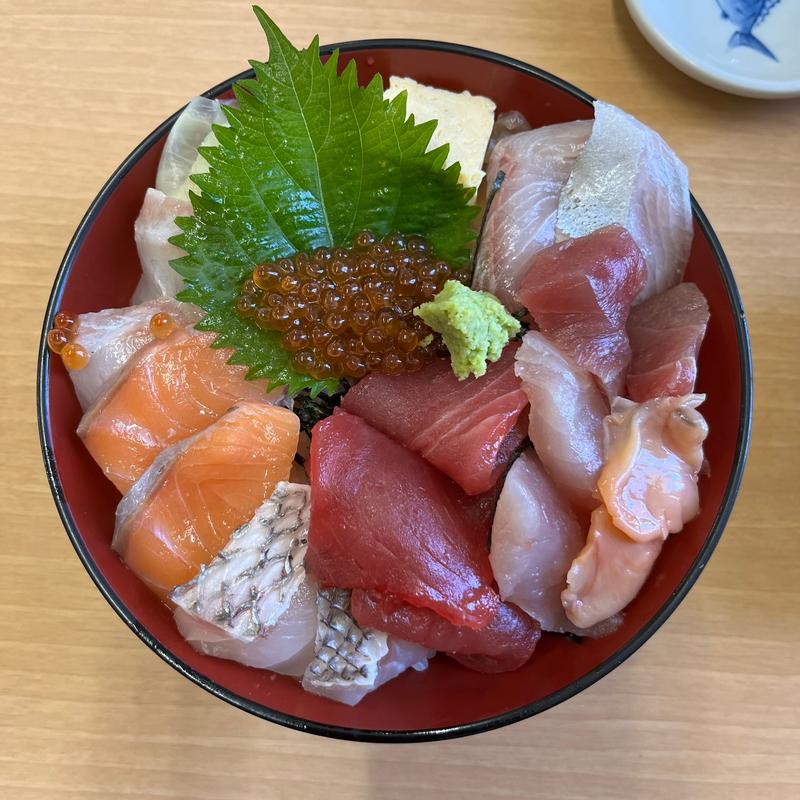 海鮮丼(柏崎魚市場 水産物地産地消会館 市場食堂 （カシワザキウオイチバスイサンブツチサンチショウカイカン イチバショクドウ）)