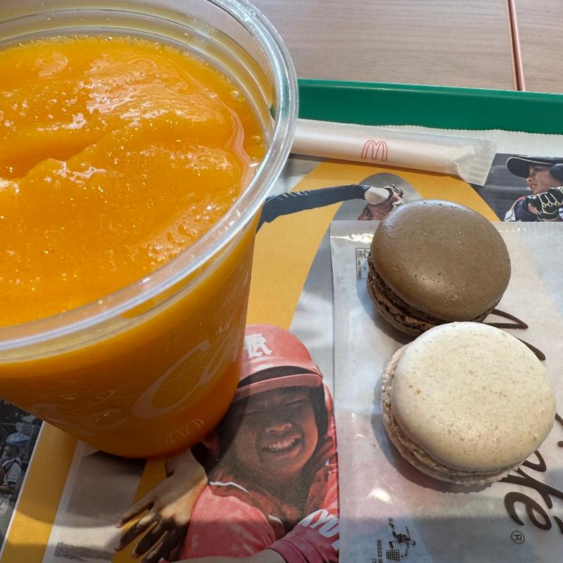 マンゴースムージー、マカロン(チョコレート&バニラ)(マクドナルド 緑園都市店)