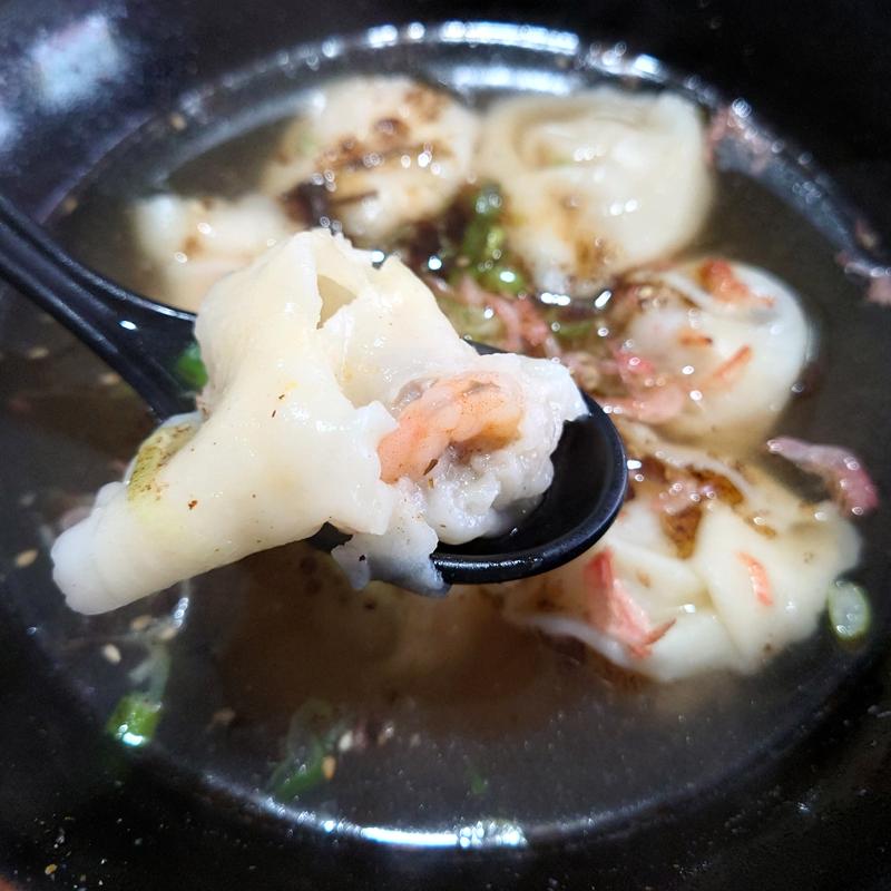 自家製エビ豚肉大ワンタン(東城香)