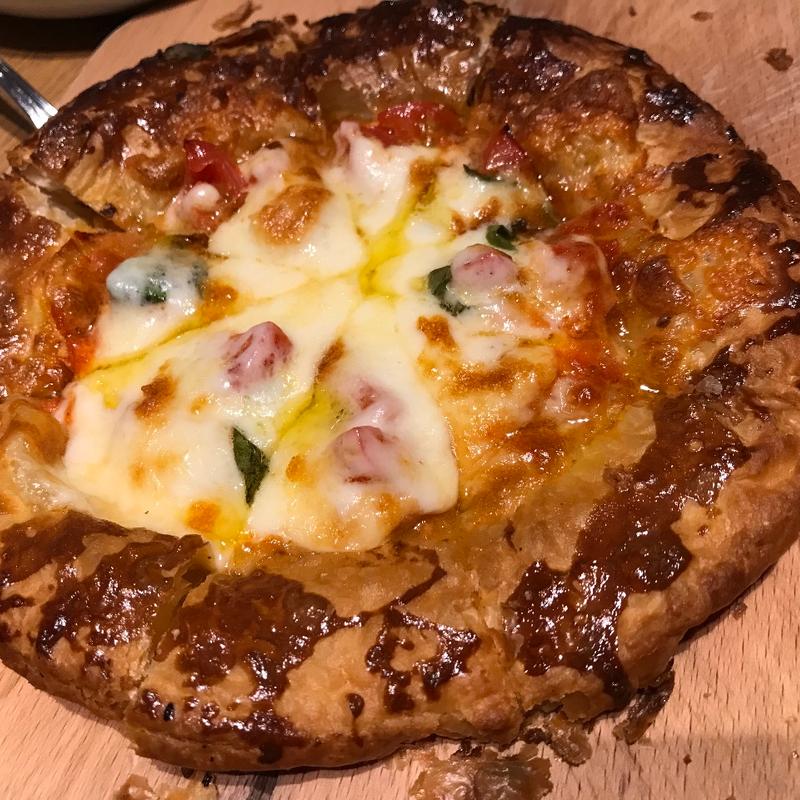  フレッシュトマトとモッツァレラチーズのパイッツァ(イタリアンダイニングNATURAジョーテラス)