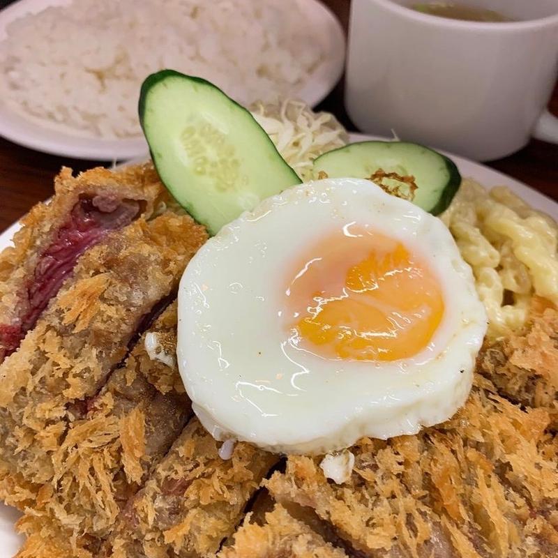本日のスペシャル（ビーフカツ目玉焼き添え）(デリス)