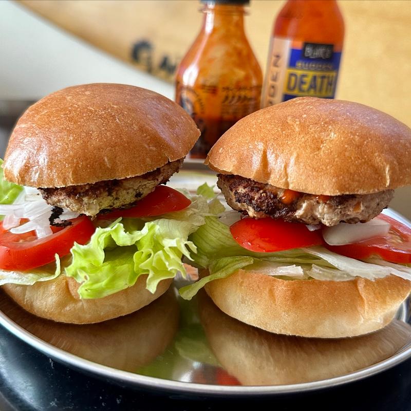 2種ソースのミニバーガー(シラチャーチリソース、デスソース ジョロキア)(ベルクス 東墨田店)