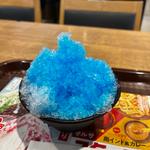 ソフトクリーム入りかき氷ブルーハワイ