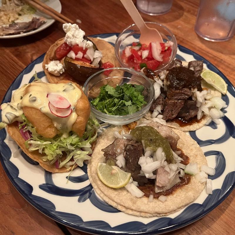 賀茂茄子のトスターダ、海老のフリット、ポークグリル、ビーフグリル(ロテイー チキンアンドジャッキー タコス （Roti Chicken&Jackie Tacos）)