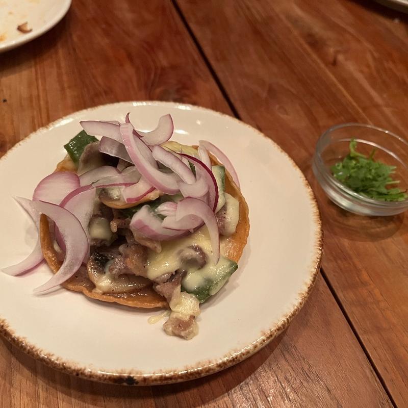 メキシコ産サボテン&豚肉のトスターダ(ロテイー チキンアンドジャッキー タコス （Roti Chicken&Jackie Tacos）)