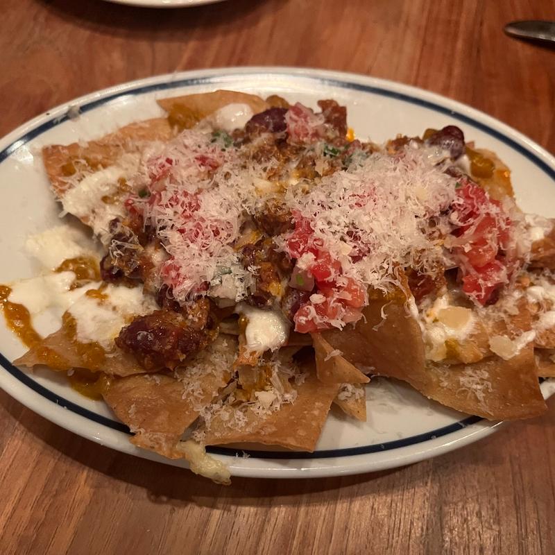 牛すじ肉と豆煮込みのナチョス(ロテイー チキンアンドジャッキー タコス （Roti Chicken&Jackie Tacos）)