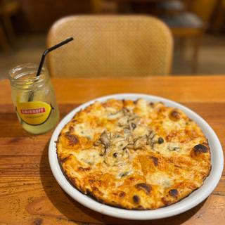 ゴルゴンゾーラとキノコのピザ(ピッツェリア パスタ)